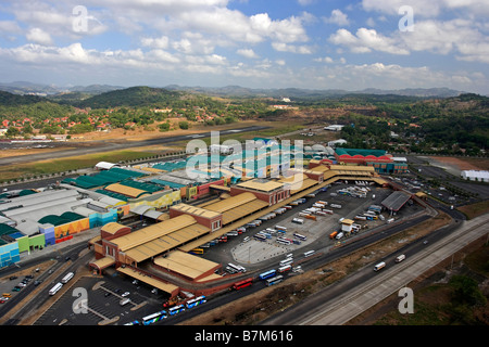 Die Stadt liegt am Pazifik-Eingang des Panamakanals in der Provinz Panama. Blick auf Panama City Albrook Mall und den Busbahnhof Stockfoto