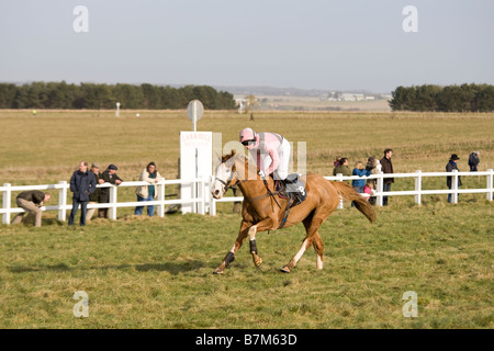 Rennen Pferd vorbei Winning Post, Royal Artillery Jagd Punkt zu Punkt, Larkhill, Wiltshire Stockfoto