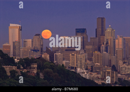 Vollmond steigt über Seattle von Ella Bailey Park In Magnolia Nachbarschaft Seattle Washington State USA aus gesehen Stockfoto