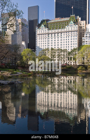 Das Landmark Plaza Hotel Fifth Avenue und 59th Street in New York City vom Central Park aus gesehen Stockfoto