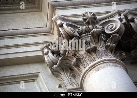 Schönen obenliegenden Teil des großen Marmorsäule Stockfoto