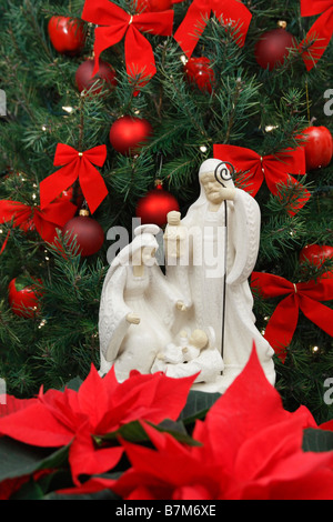 Krippe mit weißer Skulptur Bethlehem der Jungfrau Maria und Jesus eine Krippe Weihnachtsbaum Religion Feiertag niemand Hintergrund in USA Hi-res Stockfoto