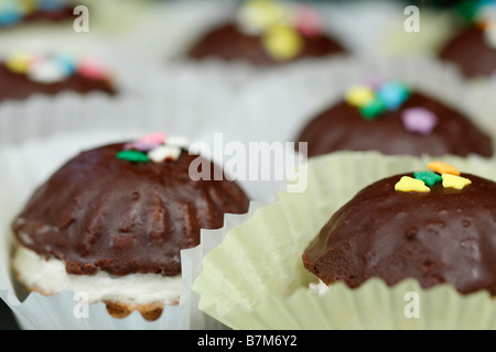 Schokoladendesserts gefüllt mit Walnusscreme Süßigkeiten Kekse auf einem Tisch verschwommener Hintergrund von oben niemand horizontal Hi-res Stockfoto