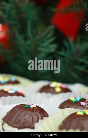 Schokoladendesserts gefüllt mit Walnusscreme Süßigkeiten Kekse auf einem Tisch verschwommener Hintergrund von oben niemand vertikal Hi-res Stockfoto