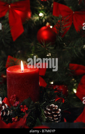 Weihnachtsbaum mit brennender roter Kerze Bilder Bilder Fotos Fotos Fotos sehr hochauflösendes vertikales Format in den USA Hi-res Stockfoto