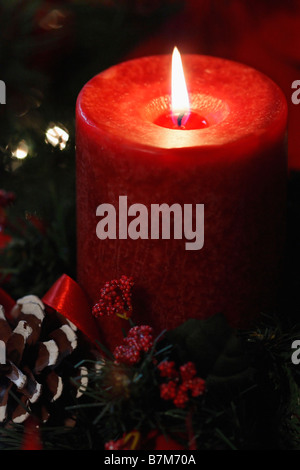 Traditionell dekorierter weihnachtsbaum mit brennender roter Kerze Nahaufnahme schöner unscharfer Hintergrund Niemand vertikales Format in den USA USA Hi-res Stockfoto