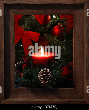 Weihnachtsbaum mit brennender roter Kerze Bilder Bilder Fotos Fotos Fotos sehr hochauflösendes vertikales Format in den USA Hi-res Stockfoto