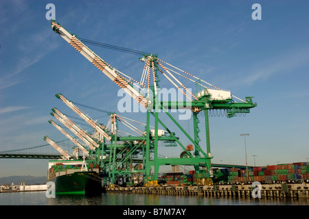 Ladung auf einem großen Containerschiff im Hafen von Los Angeles geladen wird Stockfoto