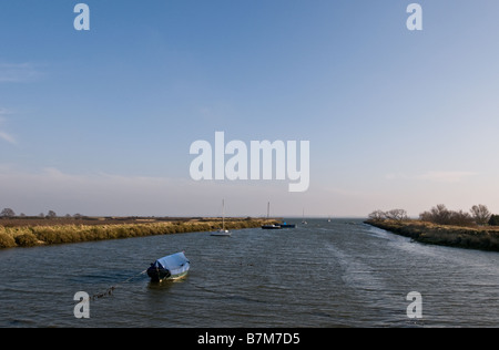 Boote vor Anker in einer Bucht an der Mündung des Blackwater in Essex. Stockfoto