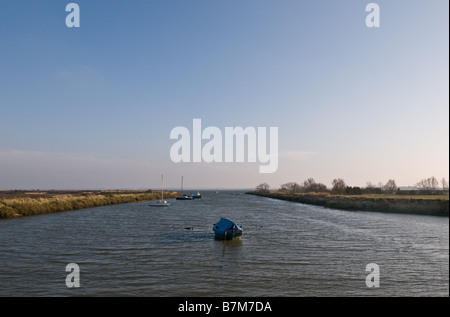 Boote vor Anker in einer Bucht an der Mündung des Blackwater in Essex. Stockfoto