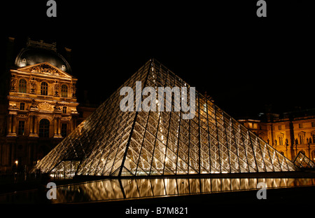 Louvre Pyramide und Richelieu-Flügel in den Rücken Stockfoto