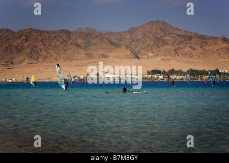 Windsurfen auf dem Meer, Dahab, Ägypten Stockfoto