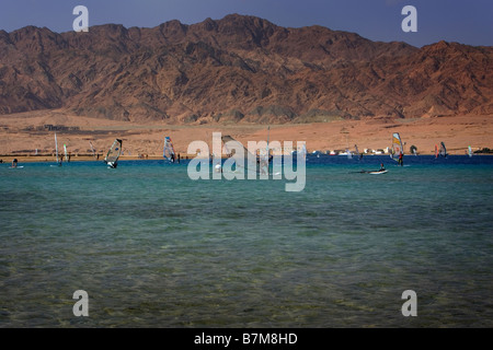 Windsurfen auf dem Meer, Dahab, Ägypten Stockfoto