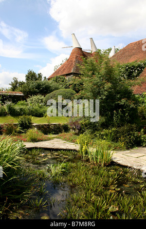 EINE DEKORATIVE WILDLIFE TEICH IN EINEN ENGLISCHEN LANDSCHAFTSGARTEN. Stockfoto