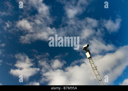 Eine cctv-Kamera in einem blauen Himmel blickte. Stockfoto