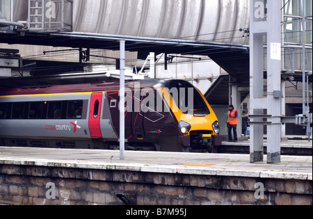 Arriva Cross Country Voyager Zug am Bahnhof Birmingham New Street, England, UK Stockfoto