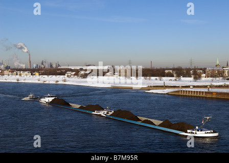 Versand der zerkleinerte Kohle auf dem Rhein, Duisburg, Nordrhein-Westfalen, Deutschland. Stockfoto