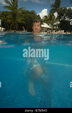 Mann im Schwimmbad Stockfoto