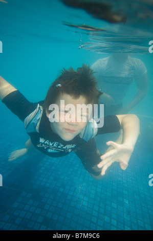 Junge, Schwimmen unter Wasser Stockfoto