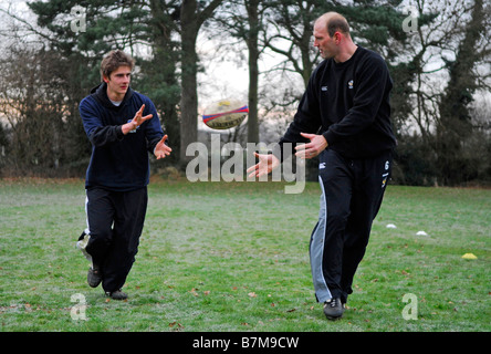 Ehemalige Wespen und England Rugby-star Lawrence Frank (rechts) führt eine Trainingseinheit in Buckinghamshire, England. Stockfoto