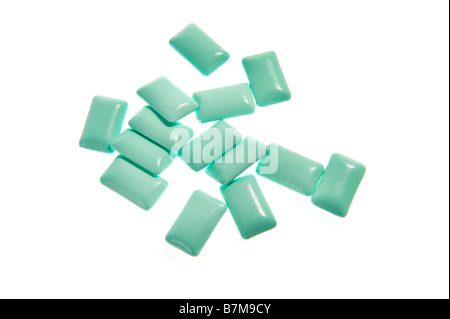 Kaugummi Kaugummi grün blau Cyan auf weißem Hintergrund Stücke Gelee Baby Candy Jelly Babys Gum Gummibärchen frische Minze Stockfoto