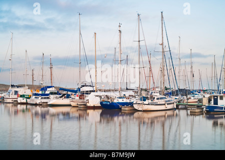 Sportboote vor Anker am Yachthafen in der Northumbrian Fischen Dorf schlendern, Northumberland, England Stockfoto