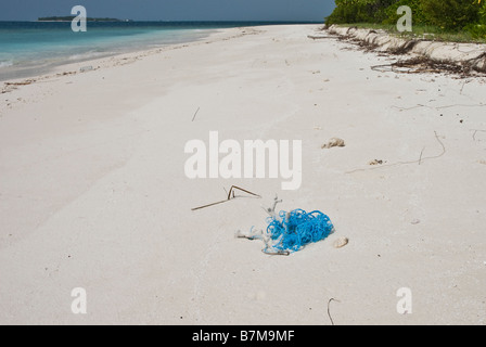 Kunststoff-Flasche an einem tropischen Strand auf den Malediven gespült. Stockfoto