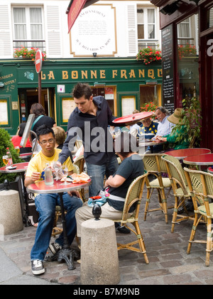 Touristen wird serviert vor einem Café in Montmartre Viertel von Paris, Frankreich-Europa Stockfoto