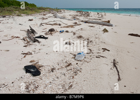 Kunststoff Abfall und Treibholz angespült an einem tropischen Strand auf den Malediven. Stockfoto