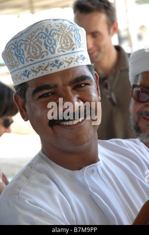 Lokalen omanischen Mann trägt einen traditionellen Dishdasha posiert für die Kamera in Nizwa, Oman. Stockfoto