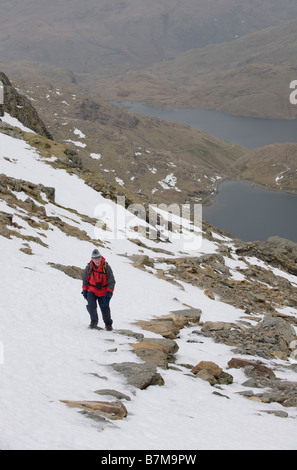 Berg-Walker auf einer eisigen Snowdon im Januar Stockfoto