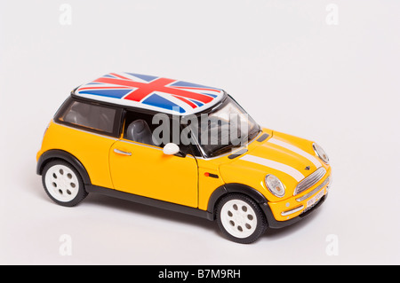 Eine Nahaufnahme von einem Spielzeug Modellauto Mini Cooper auf weißem Hintergrund Stockfoto