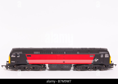 Eine Nahaufnahme von einem Hornby Modell elektrische Diesel Spielzeugeisenbahn in nativem Lackierung auf einem weißen Hintergrund Stockfoto