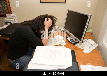 Frau mit dem Ausdruck ihrer Frustration während der Arbeit am Schreibtisch im home-office Stockfoto