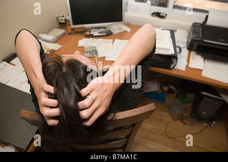 Frau mit dem Ausdruck ihrer Frustration während der Arbeit am Schreibtisch im home-office Stockfoto