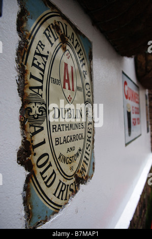 Alte, verwitterte Zeichen Werbung Guinness an der Wand des Duke of York Pub, Belfast. Stockfoto