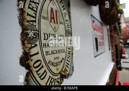 Alte, verwitterte Zeichen Werbung Guinness an der Wand des Duke of York Pub, Belfast. Stockfoto