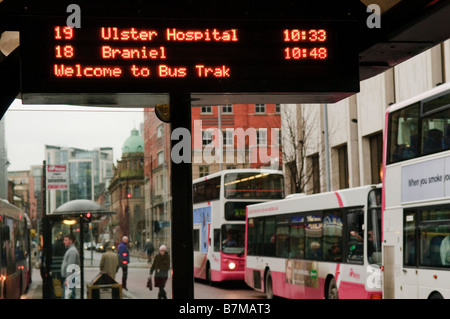 Metro/Translink/Citybus Busse aufgereiht am Donegal Square West, Belfast mit "Bus Trak" elektronische Anzeige Stockfoto