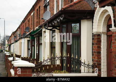 Reihe von Häusern auf einer Straße in Belfast. Stockfoto