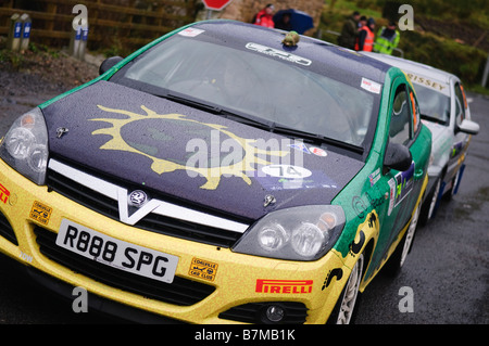 Rallye-Autos am Start der Etappe am Rallye Irland bei starkem Regen. Vauxhall Astra Rallye D Fahrer Steve Graham, Copiloten Tony Graham. Stockfoto