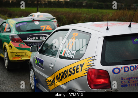 Rallye Autos Schlange am Start der Etappe am Rallye Irland bei starkem Regen. Polo-Fahrer Kenneth Treacy Copiloten Martin Comerford Silber. Stockfoto