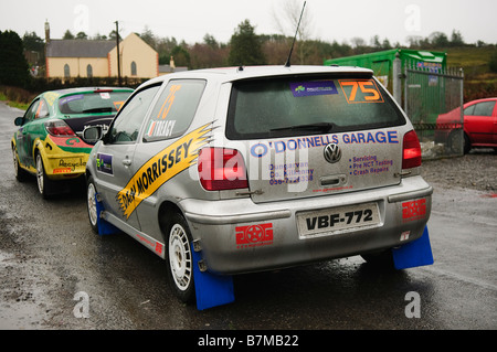 Rallye Autos Schlange am Start der Etappe am Rallye Irland bei starkem Regen. Polo-Fahrer Kenneth Treacy Copiloten Martin Comerford Silber. Stockfoto