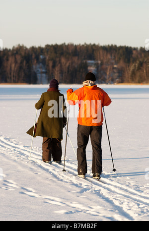 Skifahren am zugefrorenen See, Lohja, Finnland Stockfoto