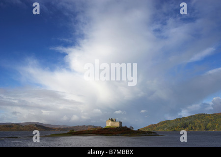 Castle Tioram und Loch Moidart unter großen Unheil verkündende Wolke Highlands Schottland Stockfoto