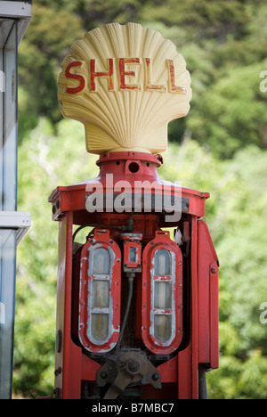 Antike Schale Zapfsäule, Rue Lavaud, Akaroa, Banks Peninsula, Canterbury, Neuseeland Stockfoto