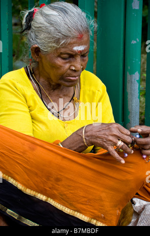 Hindu-Frau verkaufen Schmuck vor dem Sri Veeramakaliamman Tempel in Singapur Stockfoto