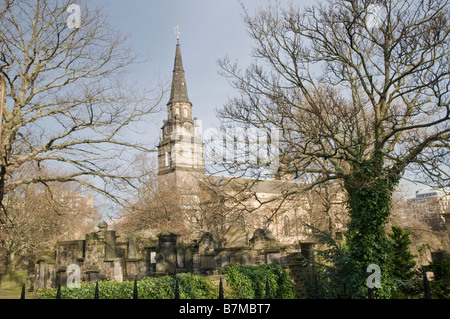 Pfarrkirche St. Cuthbert am westlichen Ende der Princes Street Gardens im Zentrum von Edinburgh. Stockfoto