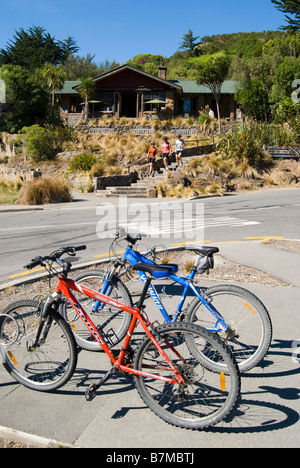 Mountainbikes und Resthouse Cafe am Gipfel, Sign of the Kiwi, Port Hills, Christchurch, Canterbury, Neuseeland Stockfoto