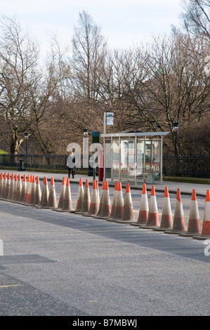 Kegel entlang der Princes Street, Edinburgh, während der Bauarbeiten für die neue Straßenbahnsystem. Stockfoto