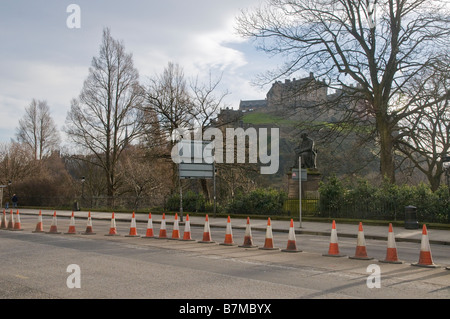 Kegel entlang der Princes Street, Edinburgh, während der Bauarbeiten für die neue Straßenbahnsystem. Stockfoto